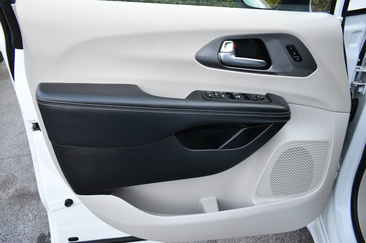 Used 2023 Chrysler Pacifica Touring-L image 17