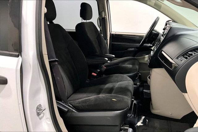 Used 2017 Dodge Grand Caravan SE w/ UConnect Hands-Free Group image 31