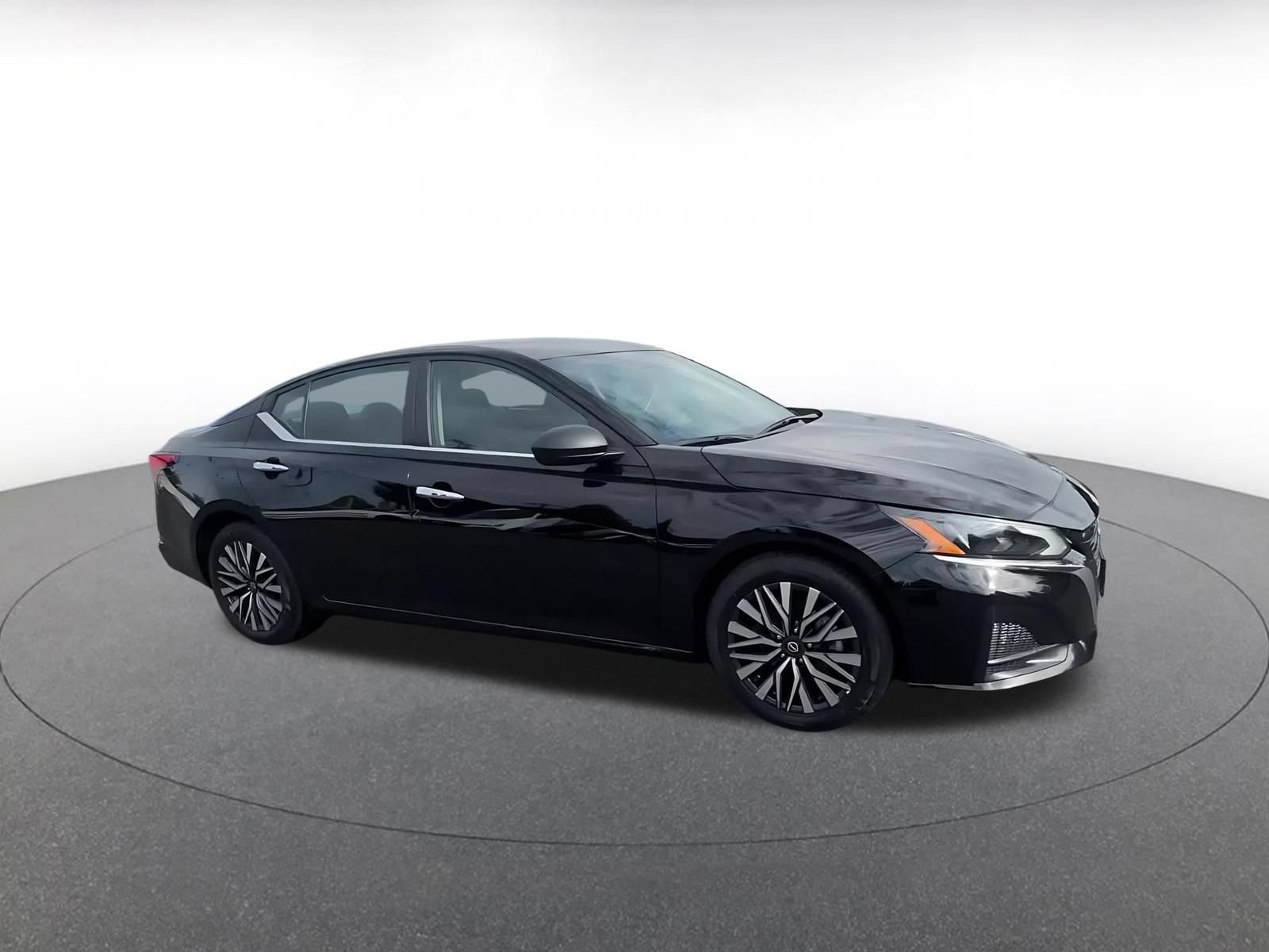 Used 2025 Nissan Altima 2.5 SV FWD image 2