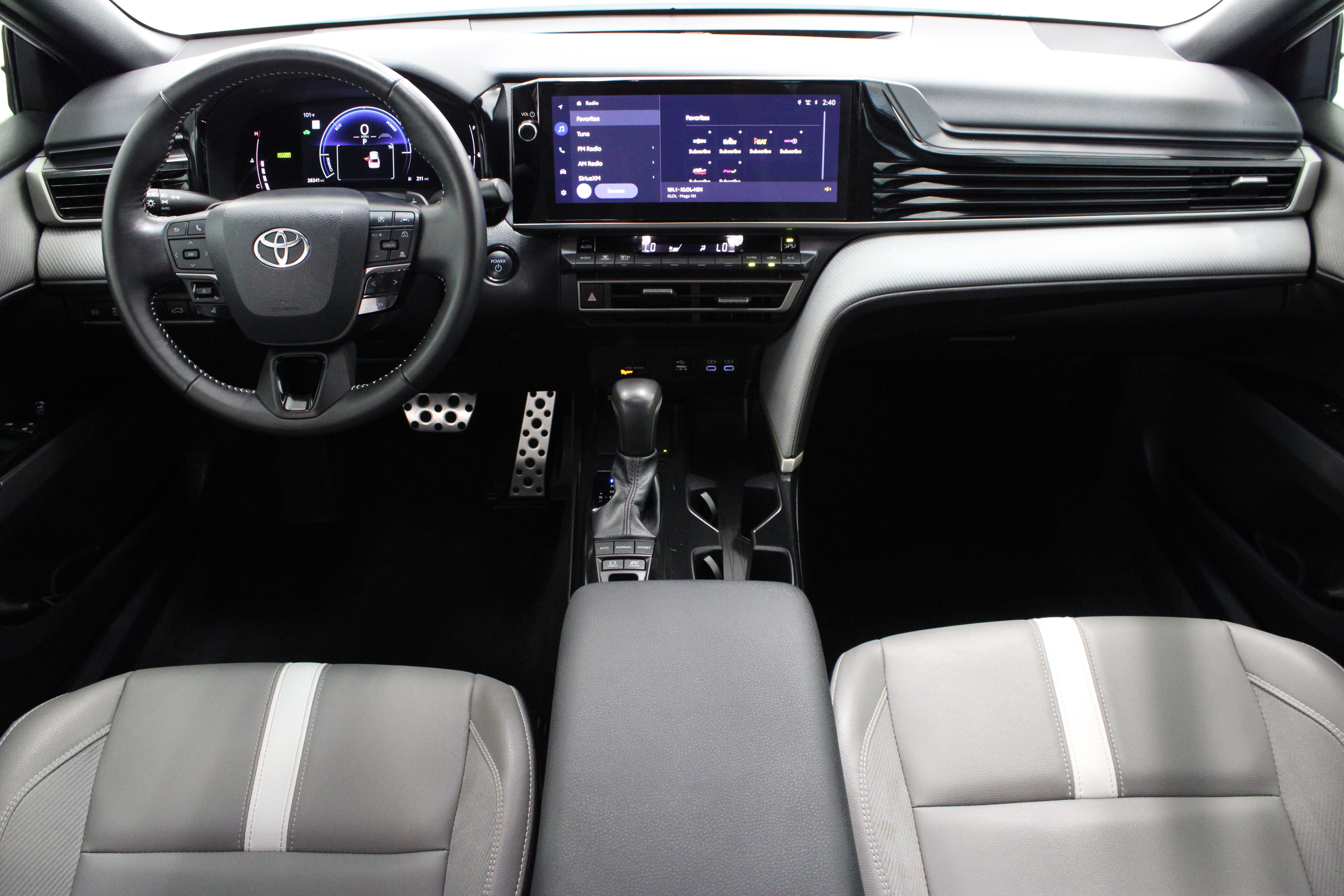 Used 2025 Toyota Camry SE w/ Multimedia Upgrade Package FWD image 29