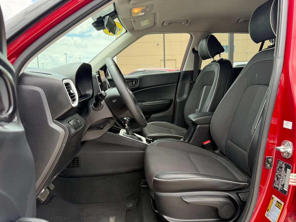 Used 2024 Hyundai Venue Limited FWD image 12