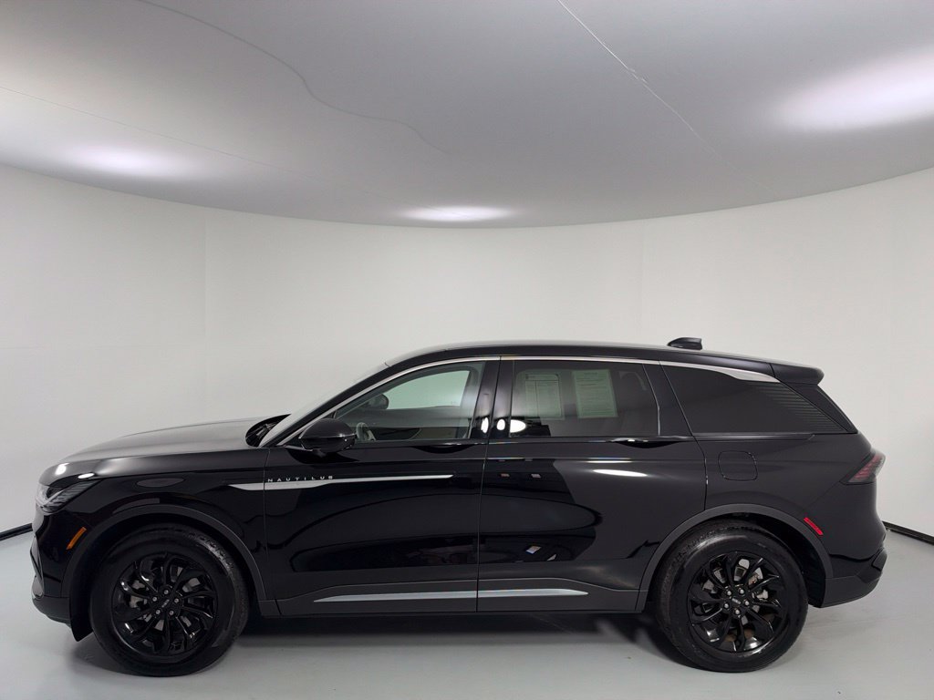 Used 2025 Lincoln Nautilus Premier AWD/4WD image 4
