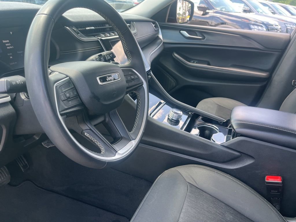 Used 2023 Jeep Grand Cherokee Laredo image 10