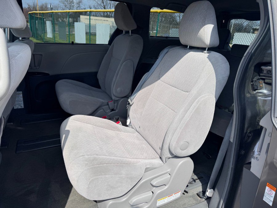 Used 2016 Toyota Sienna LE image 8