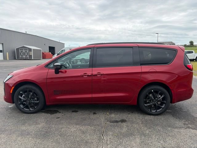 New 2027 Chrysler Pacifica Select AWD/4WD image 11