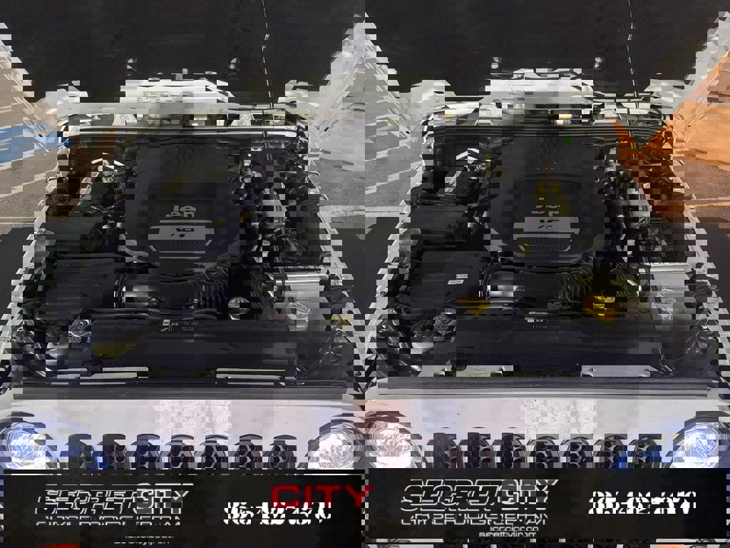 Used 2018 Jeep Wrangler Unlimited Sahara w/ Connectivity Group image 37