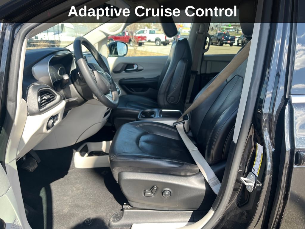 Used 2022 Chrysler Pacifica Touring-L image 12