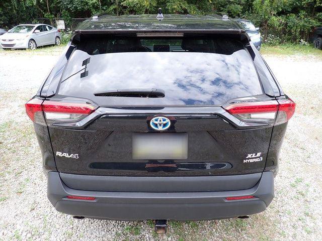 Certified 2021 Toyota RAV4 XLE w/ Convenience Package AWD/4WD image 4