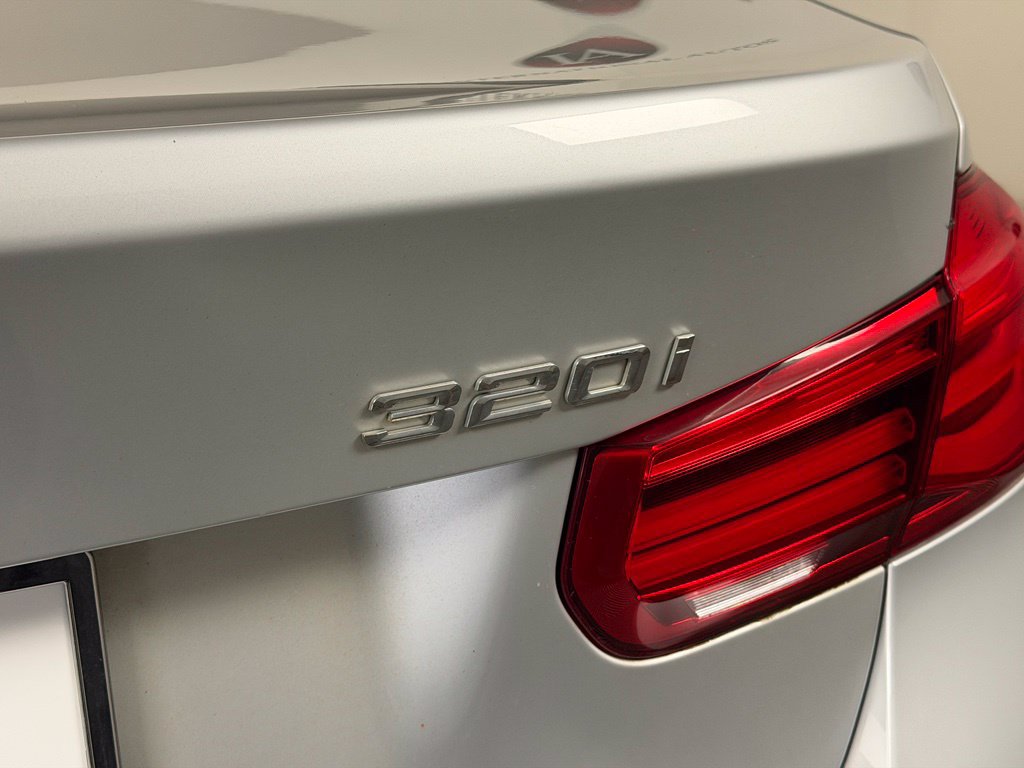 Used 2017 BMW 320i xDrive Sedan AWD/4WD image 12