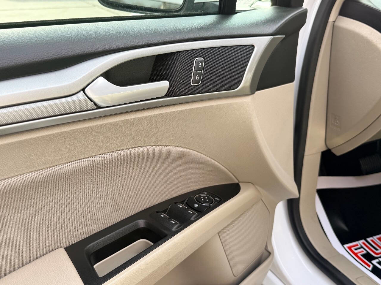 Used 2020 Ford Fusion SE image 15