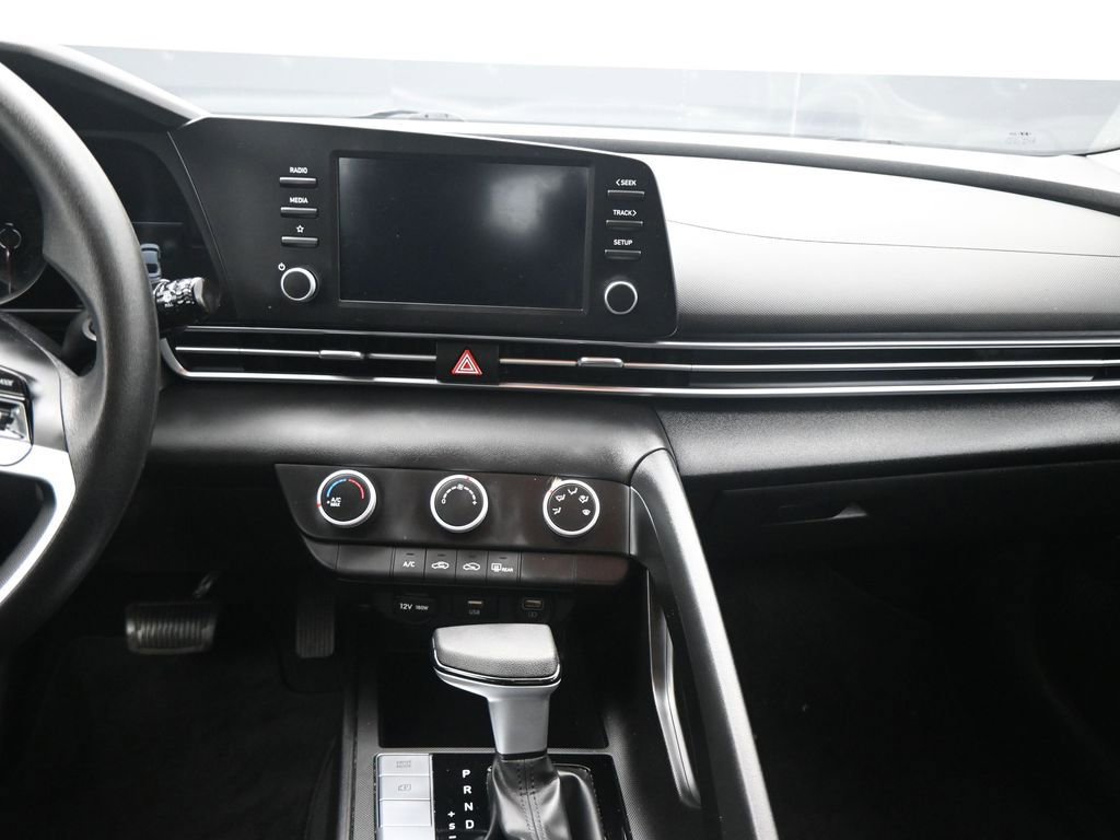 Used 2023 Hyundai Elantra SE w/ Preferred Accessory Package image 13