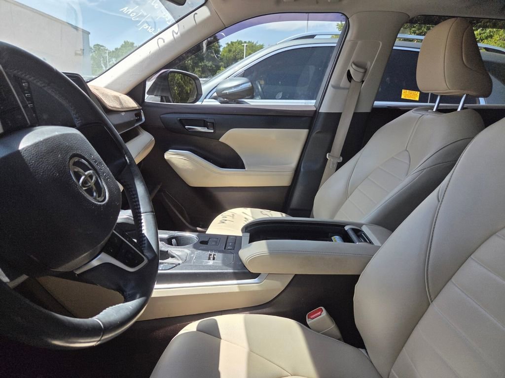 Used 2022 Toyota Highlander XLE FWD image 5