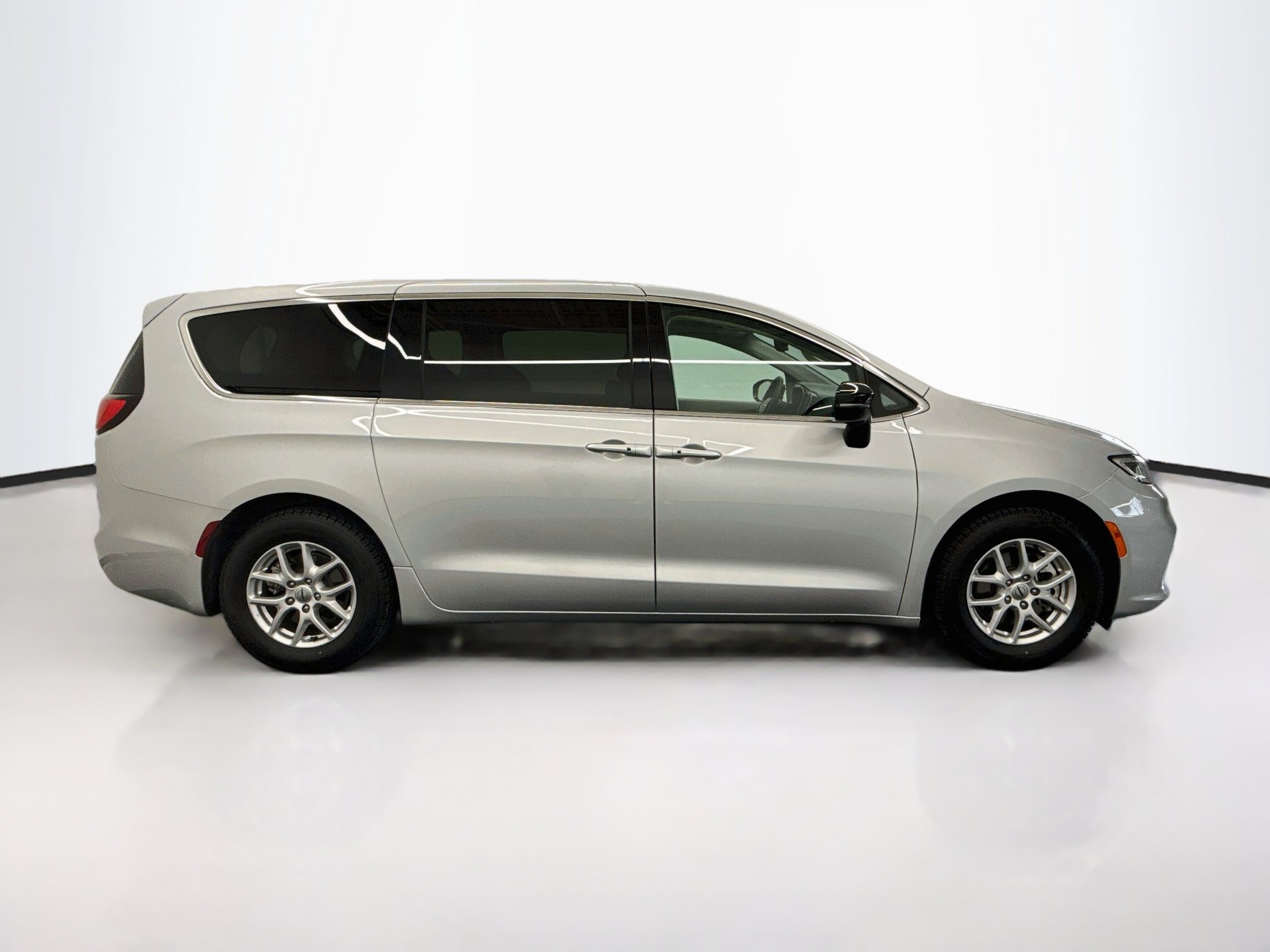 Used 2024 Chrysler Pacifica Touring-L FWD image 10
