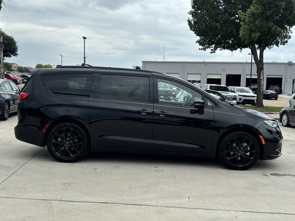 Used 2025 Chrysler Pacifica Limited FWD image 2