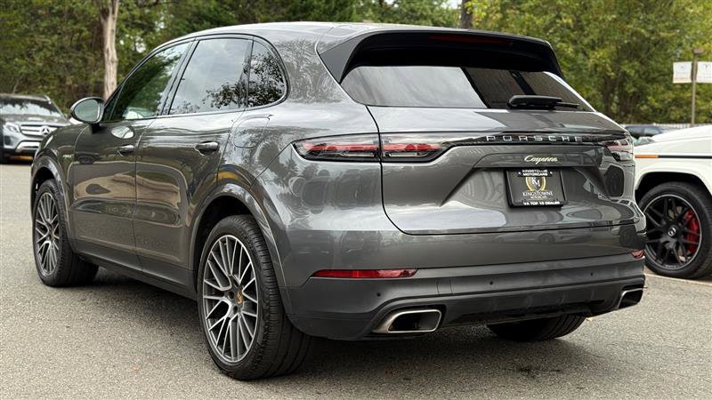 Used 2023 Porsche Cayenne w/ Premium Package image 4