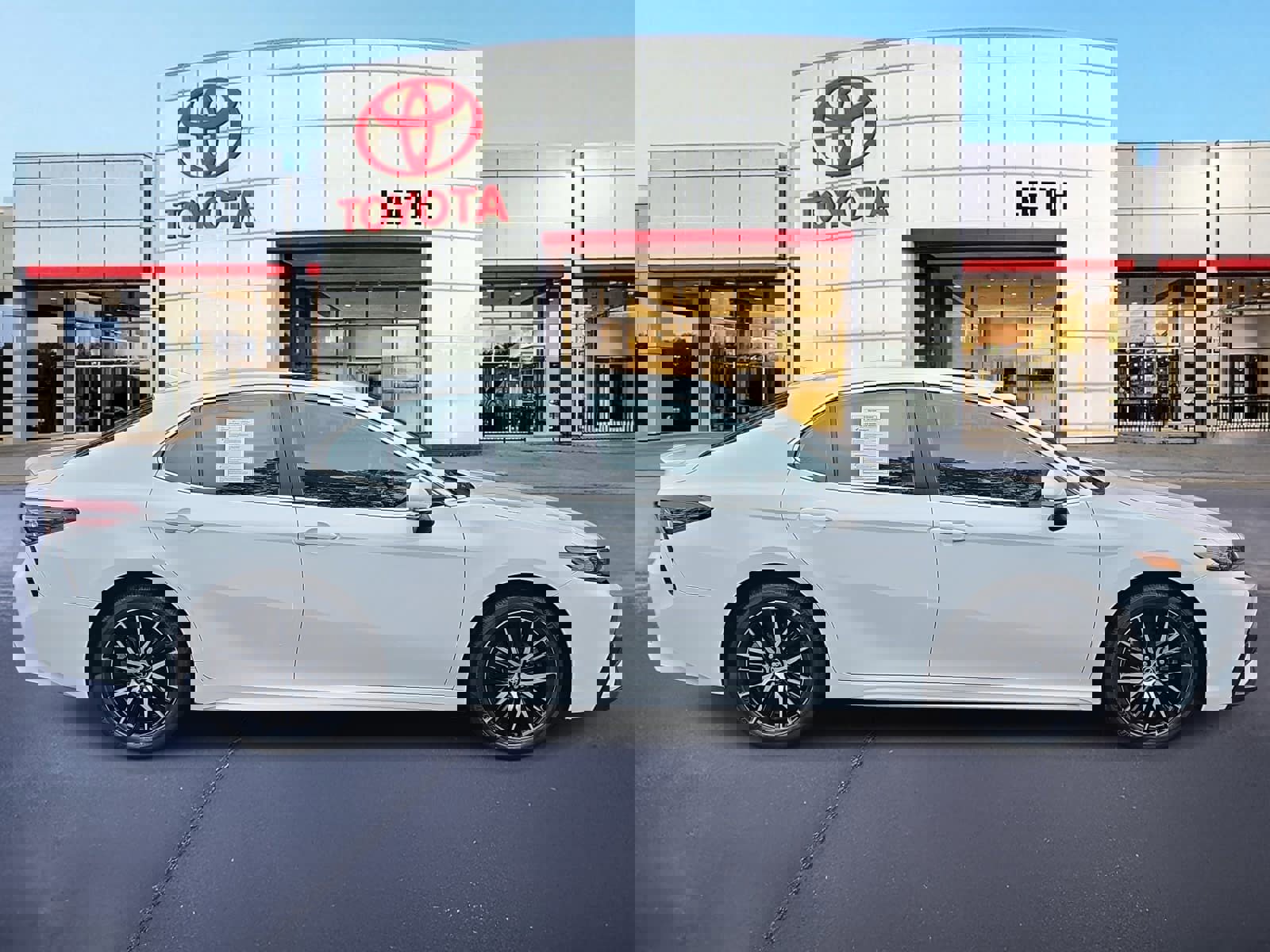 Certified 2022 Toyota Camry SE w/ Convenience Package image 4