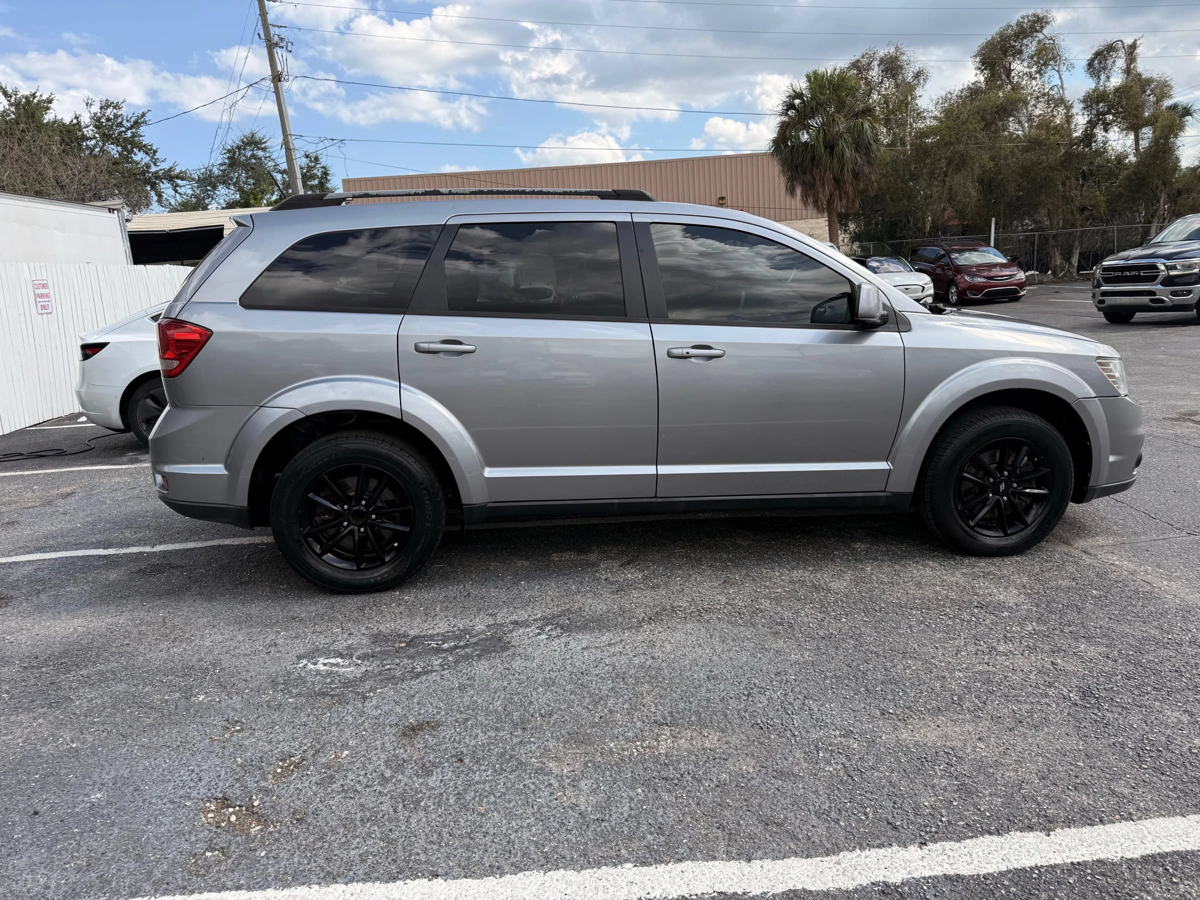 Used 2017 Dodge Journey SXT w/ Comfort/Convenience Group FWD image 4