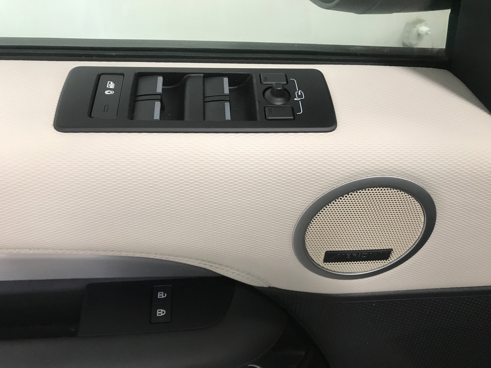 Used 2023 Land Rover Discovery S R-Dynamic AWD/4WD image 9