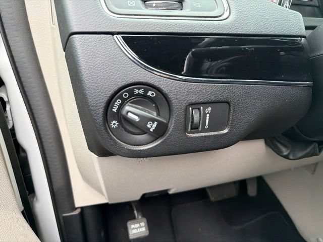 Used 2020 Dodge Grand Caravan SXT FWD image 11