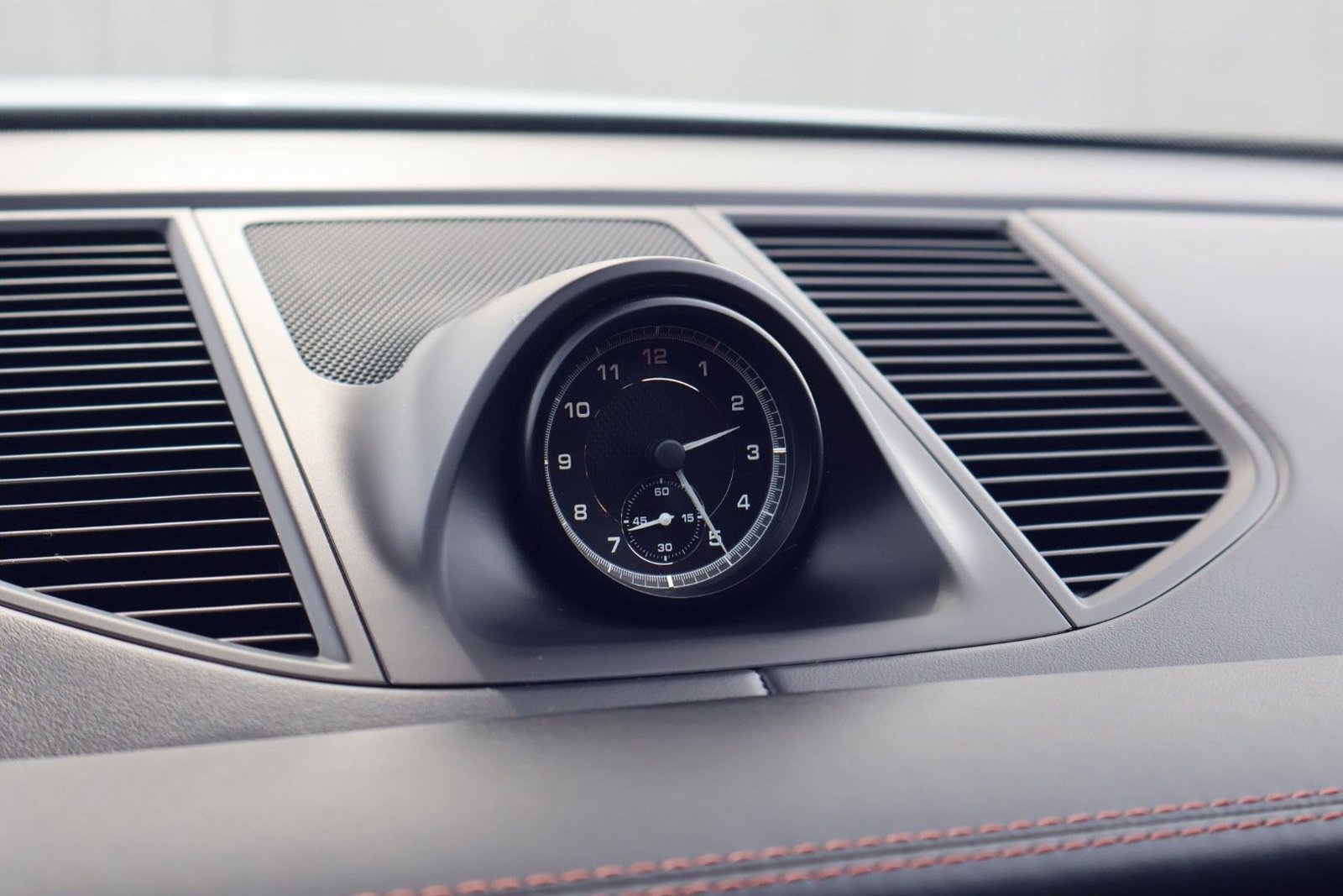 Certified 2025 Porsche Macan image 28