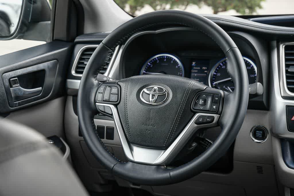 Used 2017 Toyota Highlander XLE FWD image 12