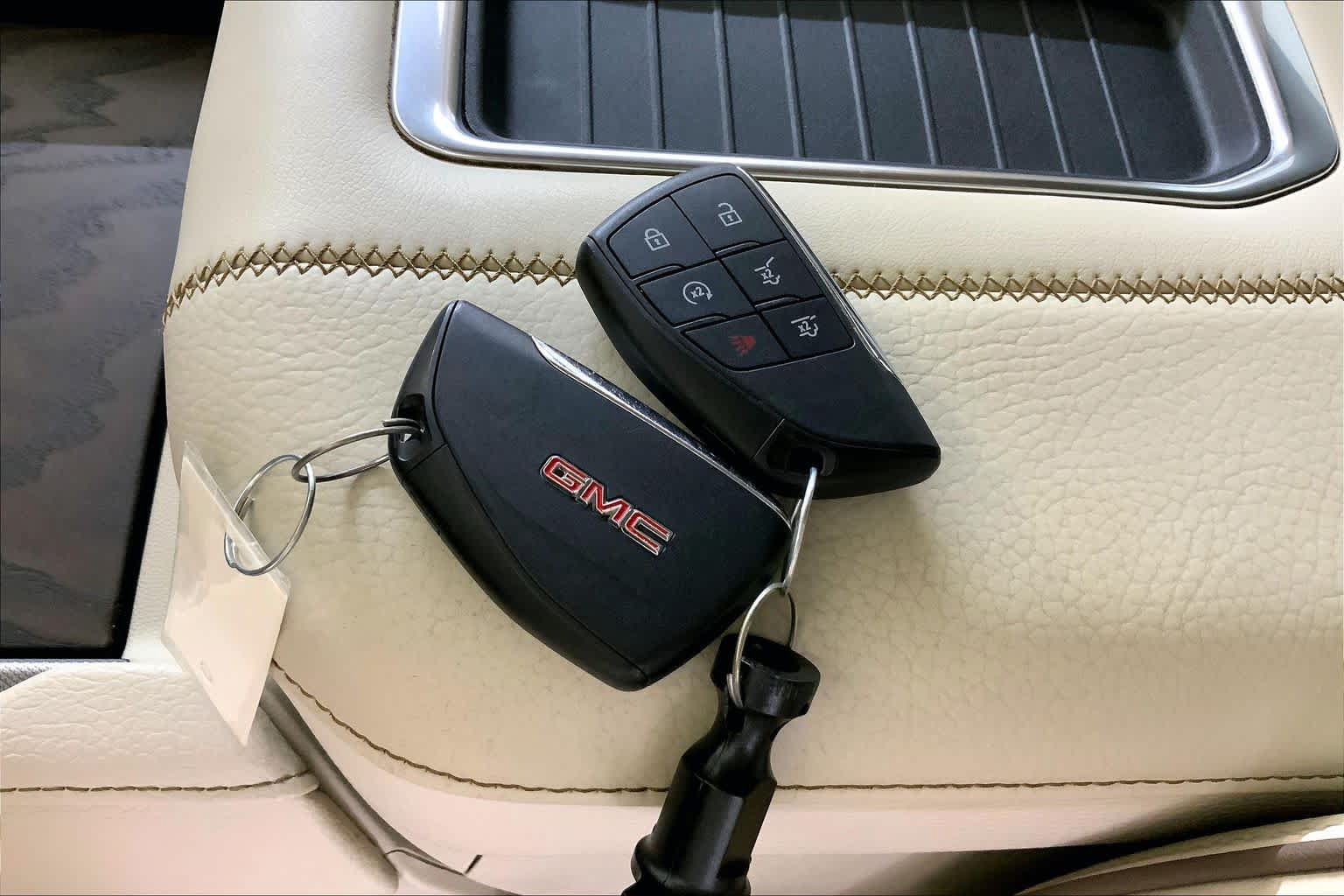 Used 2023 GMC Yukon XL Denali w/ Advanced Technology Package AWD/4WD image 14