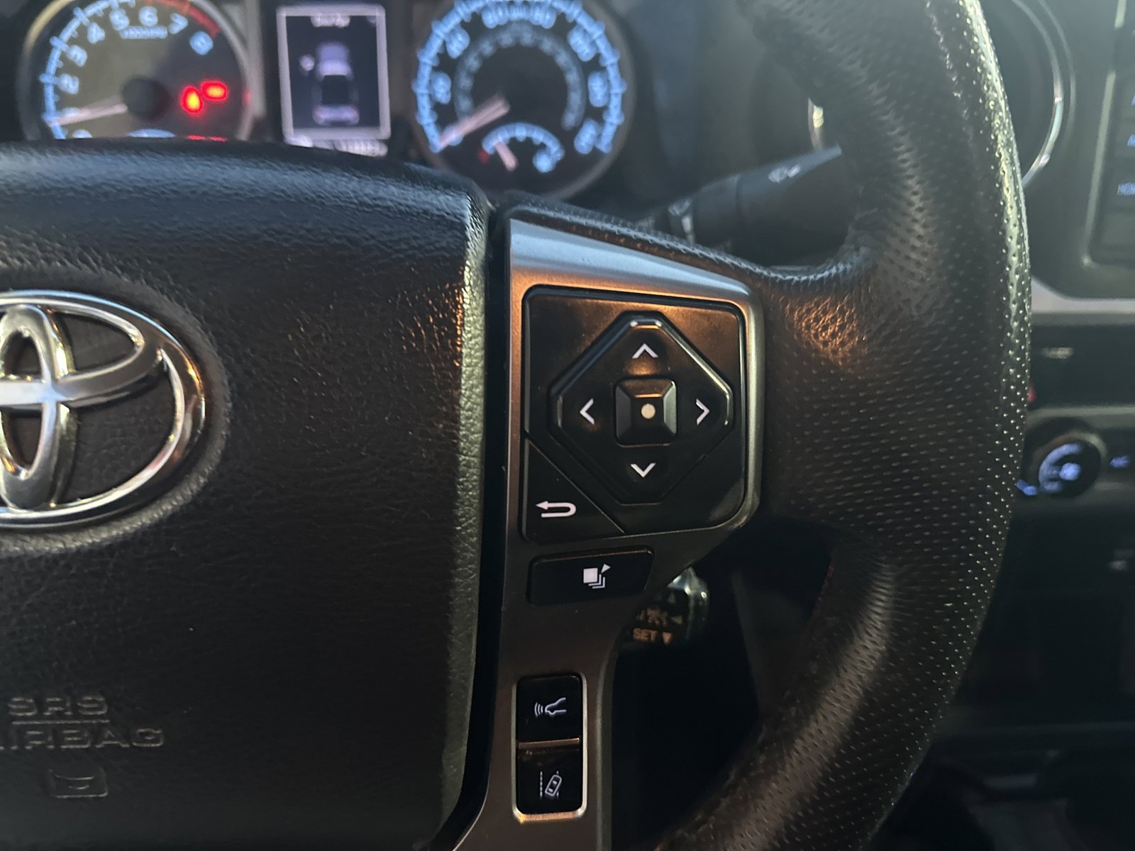 Used 2018 Toyota Tacoma SR5 w/ SR5 Appearance Package (SM) AWD/4WD image 12
