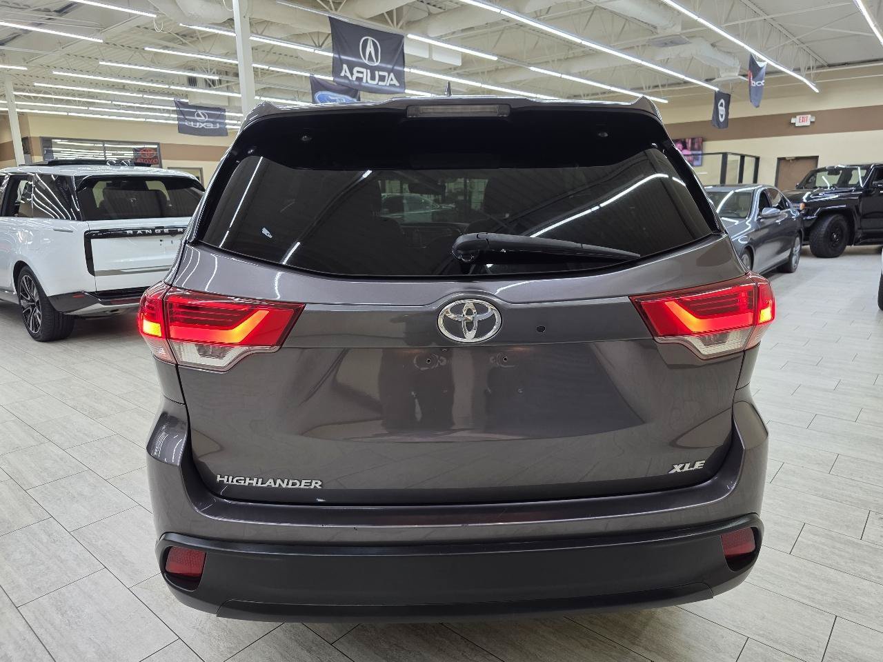 Used 2017 Toyota Highlander SE FWD image 7