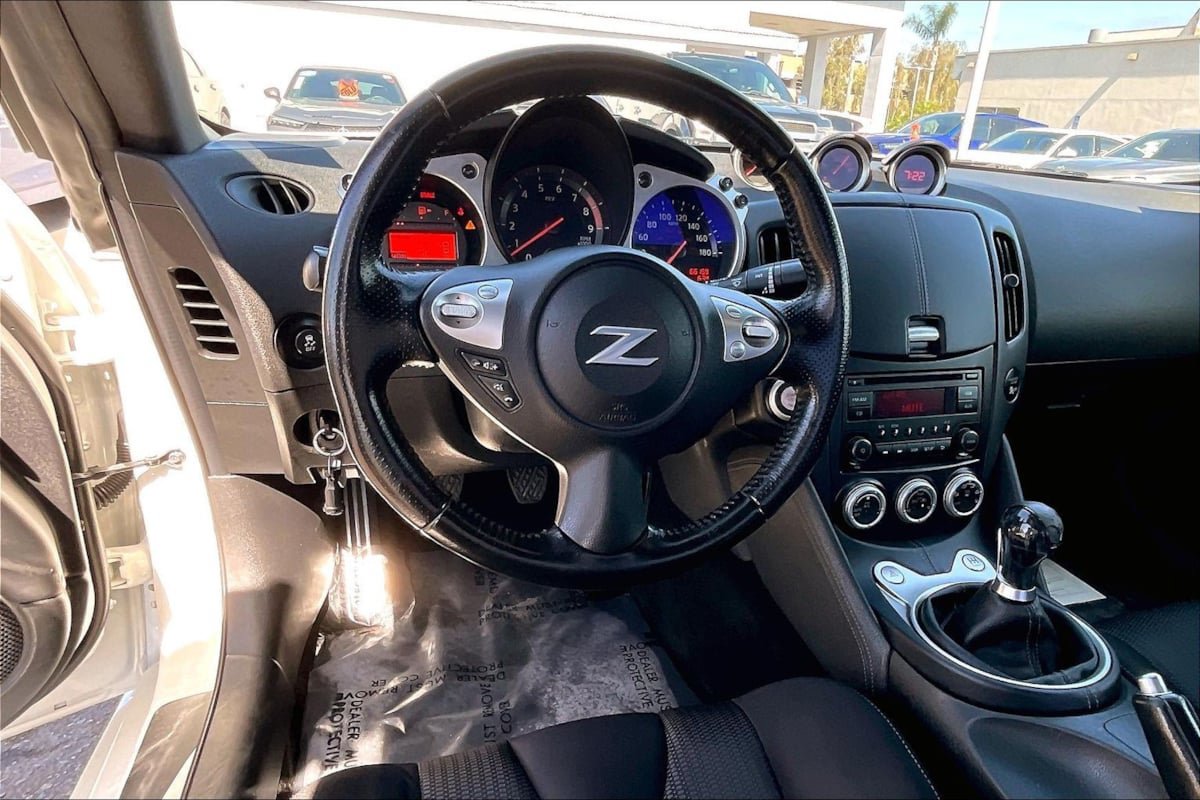 Used 2020 Nissan 370Z Coupe RWD image 5