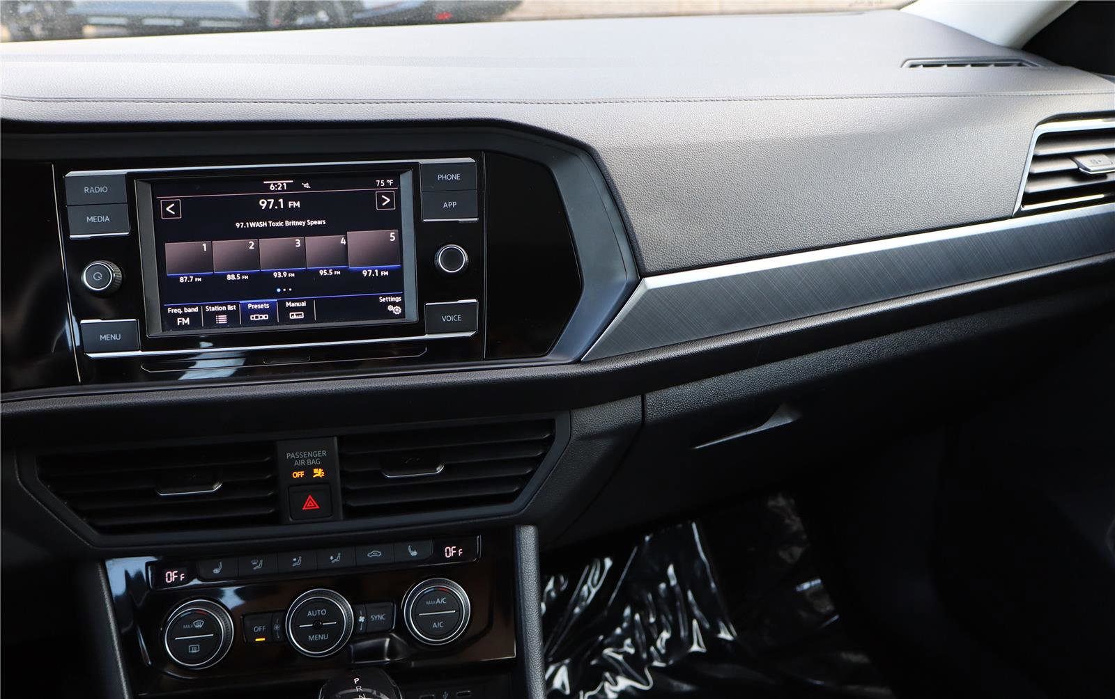 Used 2022 Volkswagen Jetta SE image 19