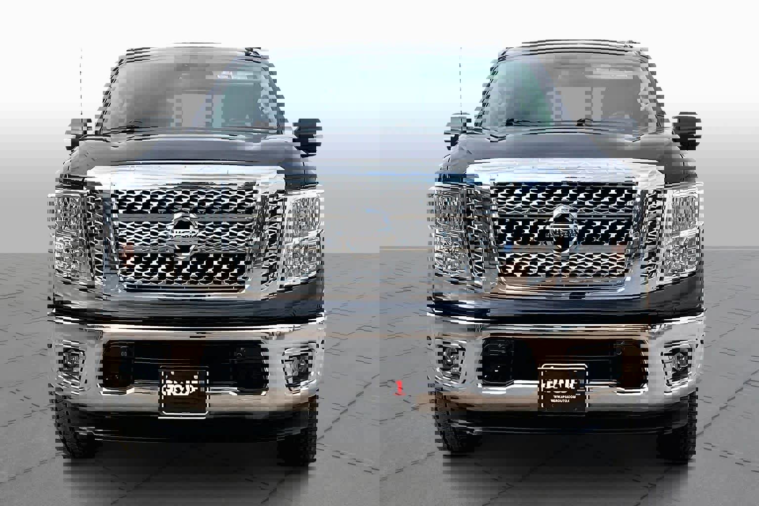 Used 2017 Nissan Titan SV image 3