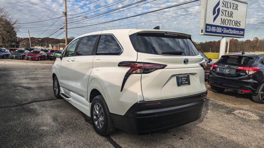 Used 2024 Toyota Sienna LE image 6