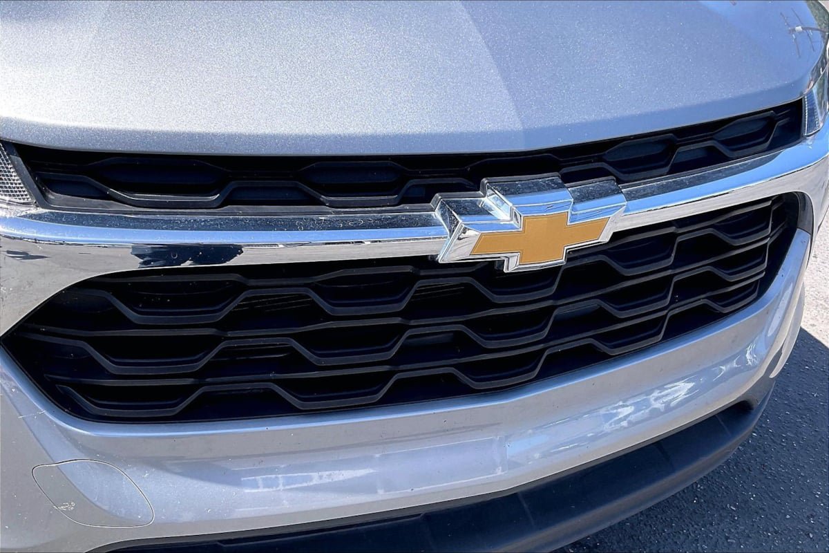 Used 2025 Chevrolet Trax LS FWD image 28