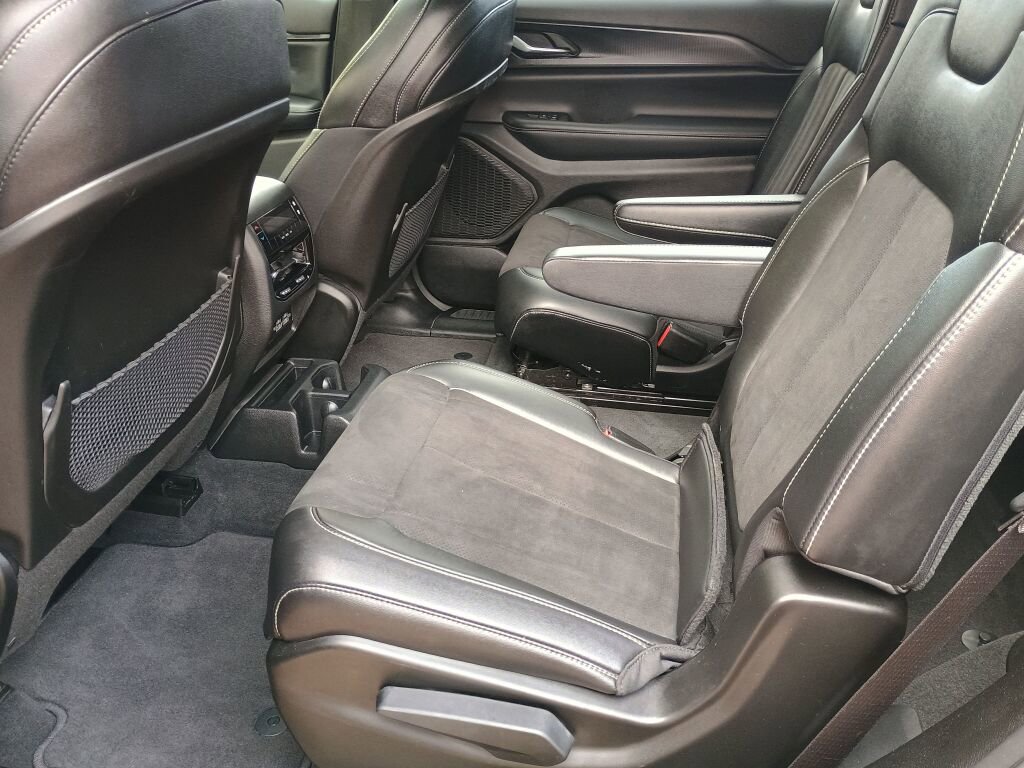 Used 2023 Jeep Grand Cherokee L Laredo image 17