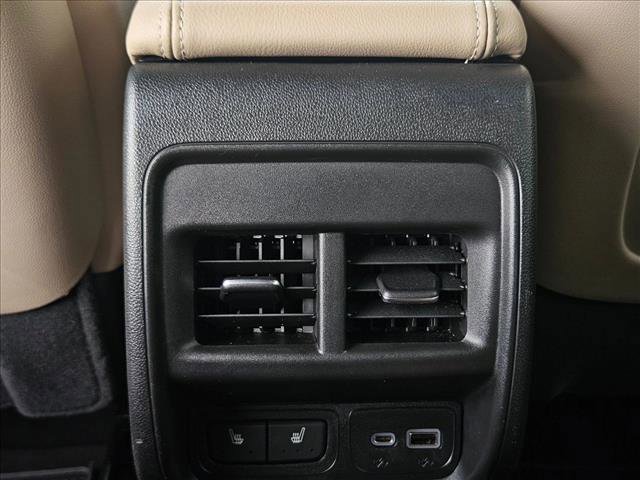 Used 2024 Cadillac XT4 Luxury w/ Cold Weather Package FWD image 17