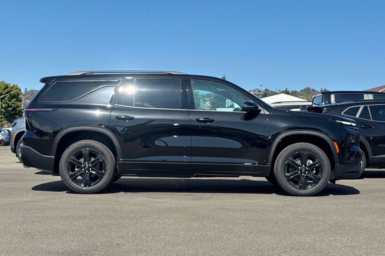 New 2027 Chevrolet Traverse LT w/ Midnight/Sport Edition FWD image 4