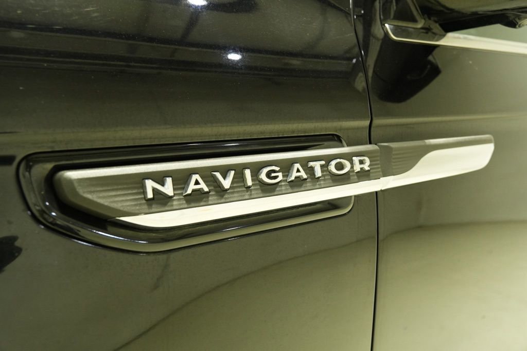 Used 2023 Lincoln Navigator Reserve AWD/4WD image 7