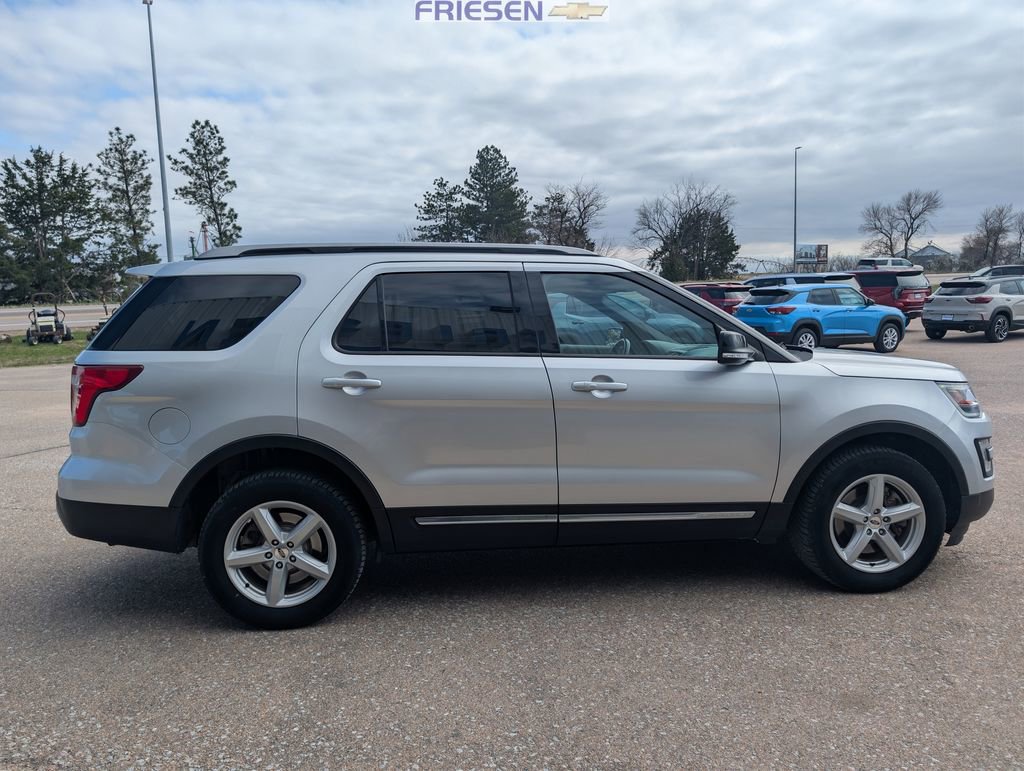 Used 2017 Ford Explorer XLT w/ Equipment Group 202A image 7