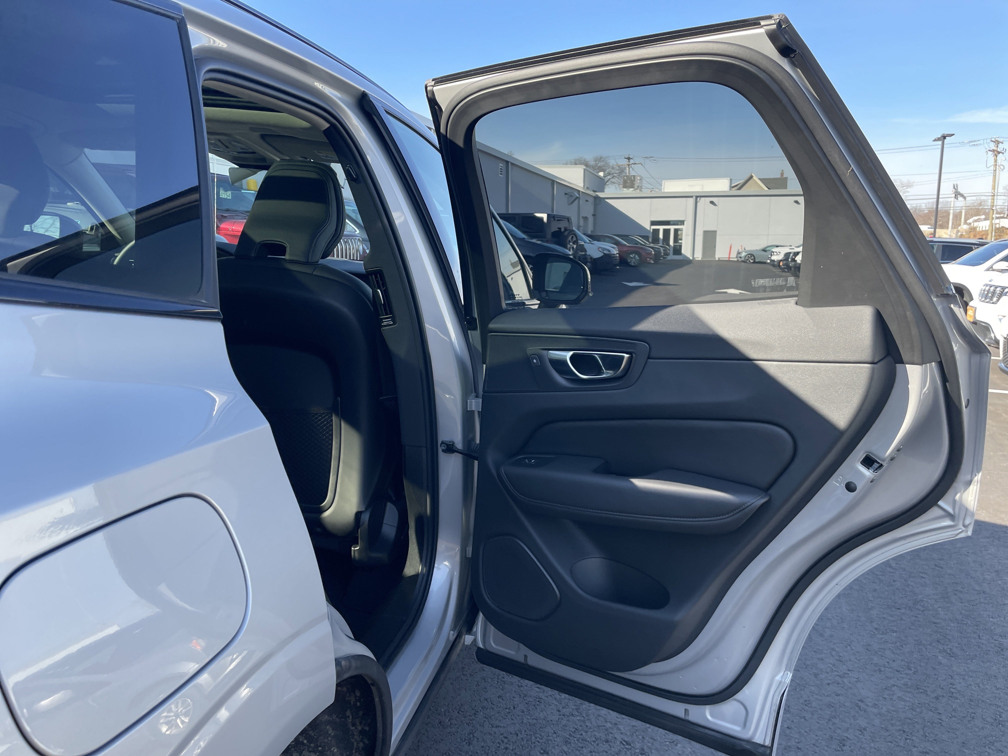 Used 2025 Volvo XC60 B5 Plus image 15