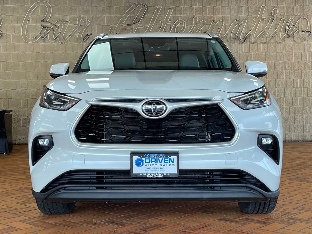 Used 2022 Toyota Highlander XLE AWD/4WD image 3