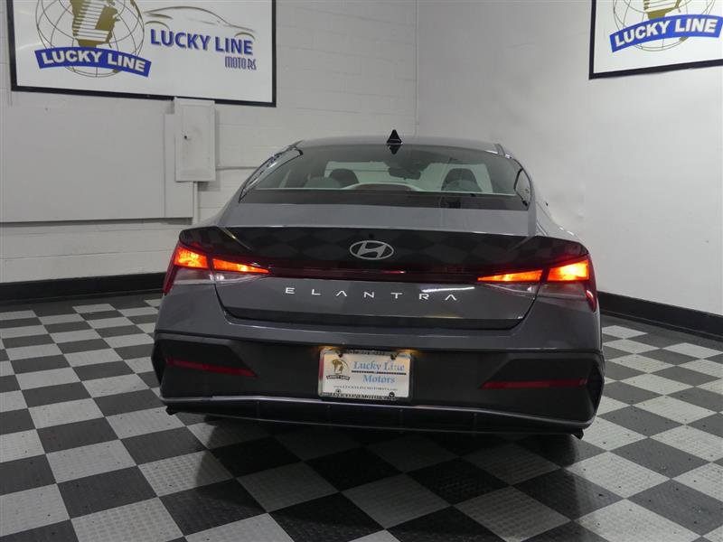 Used 2024 Hyundai Elantra SEL FWD image 8