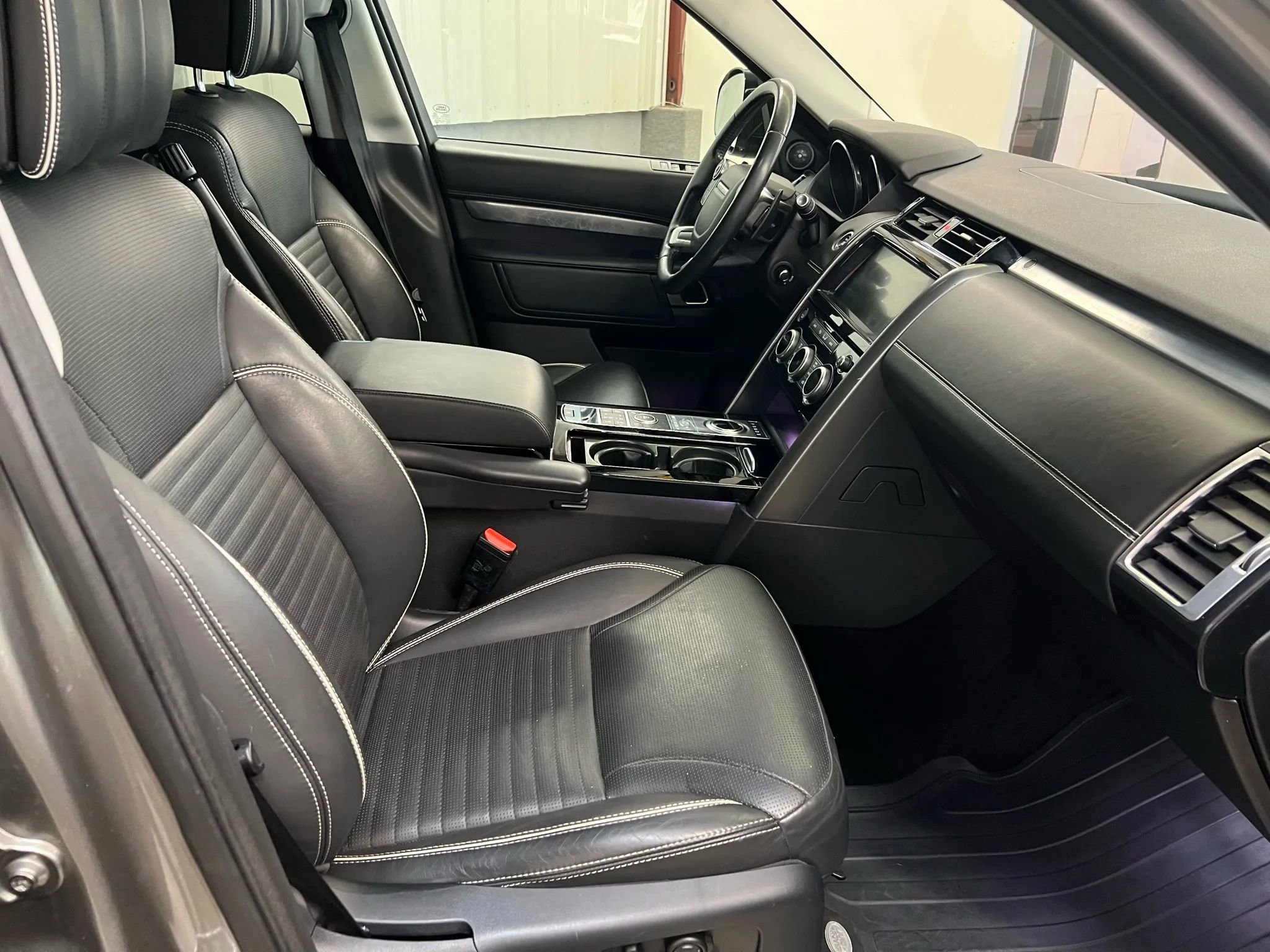 Used 2017 Land Rover Discovery First Edition image 30