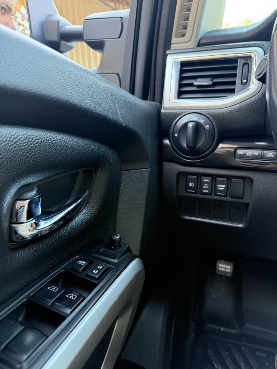 Used 2017 Nissan Titan SV image 17