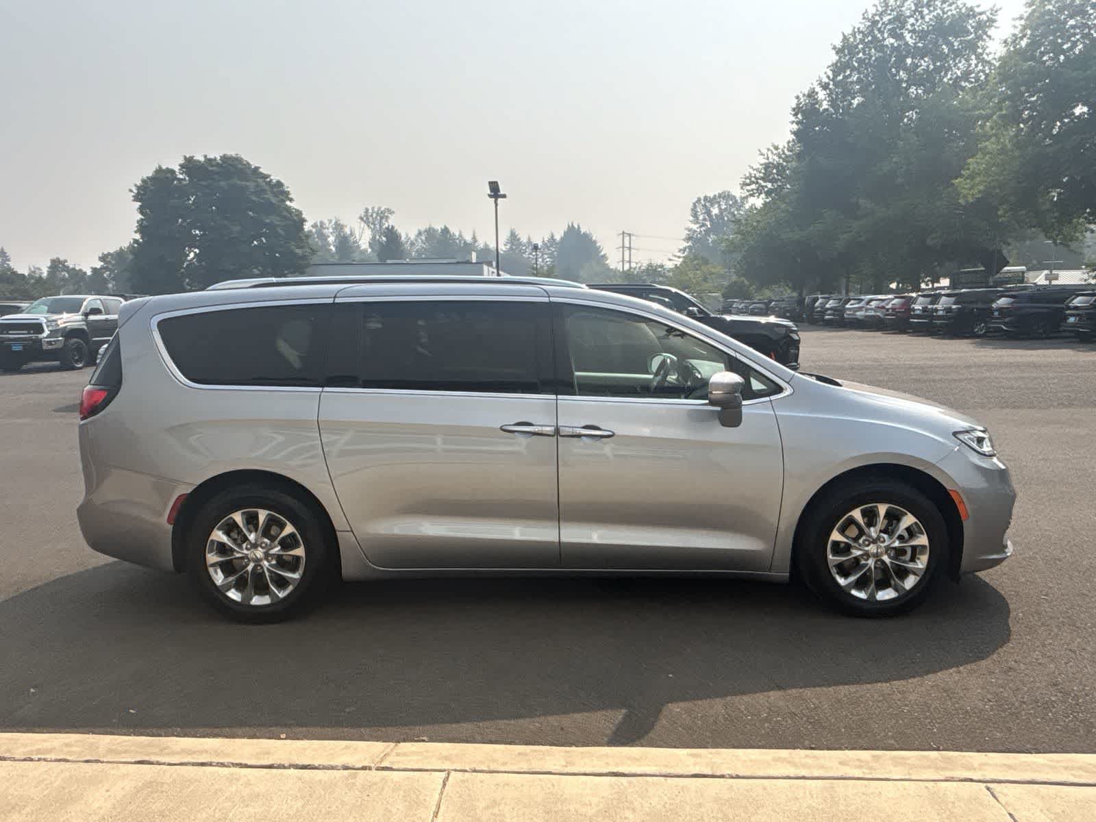 Used 2021 Chrysler Pacifica Touring-L FWD image 6