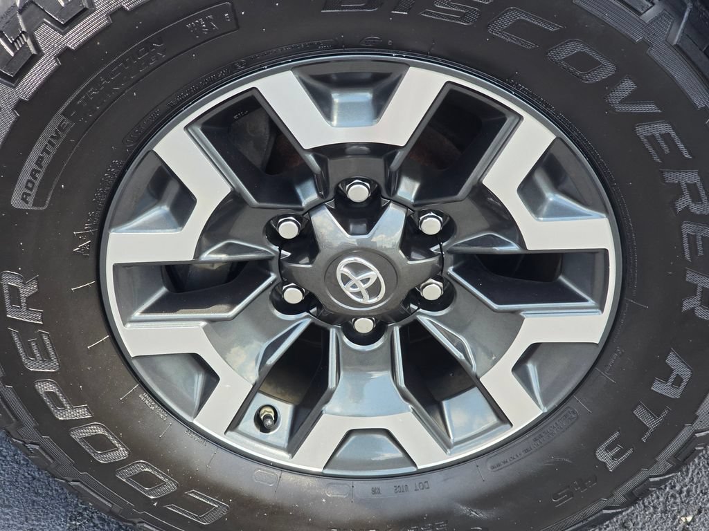 Used 2018 Toyota Tacoma TRD Off-Road AWD/4WD image 9