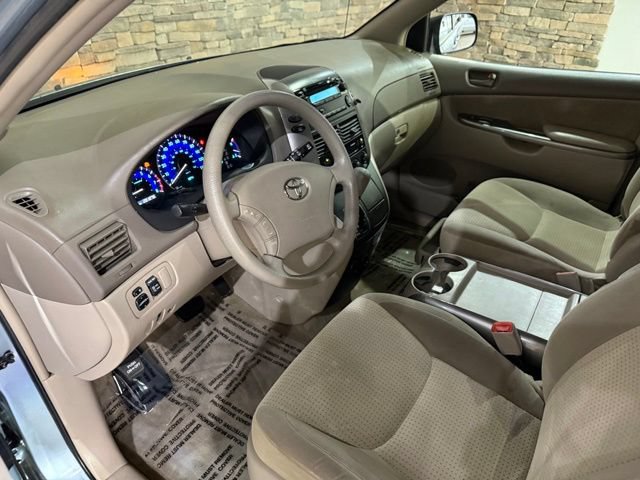 Used 2010 Toyota Sienna LE FWD image 23