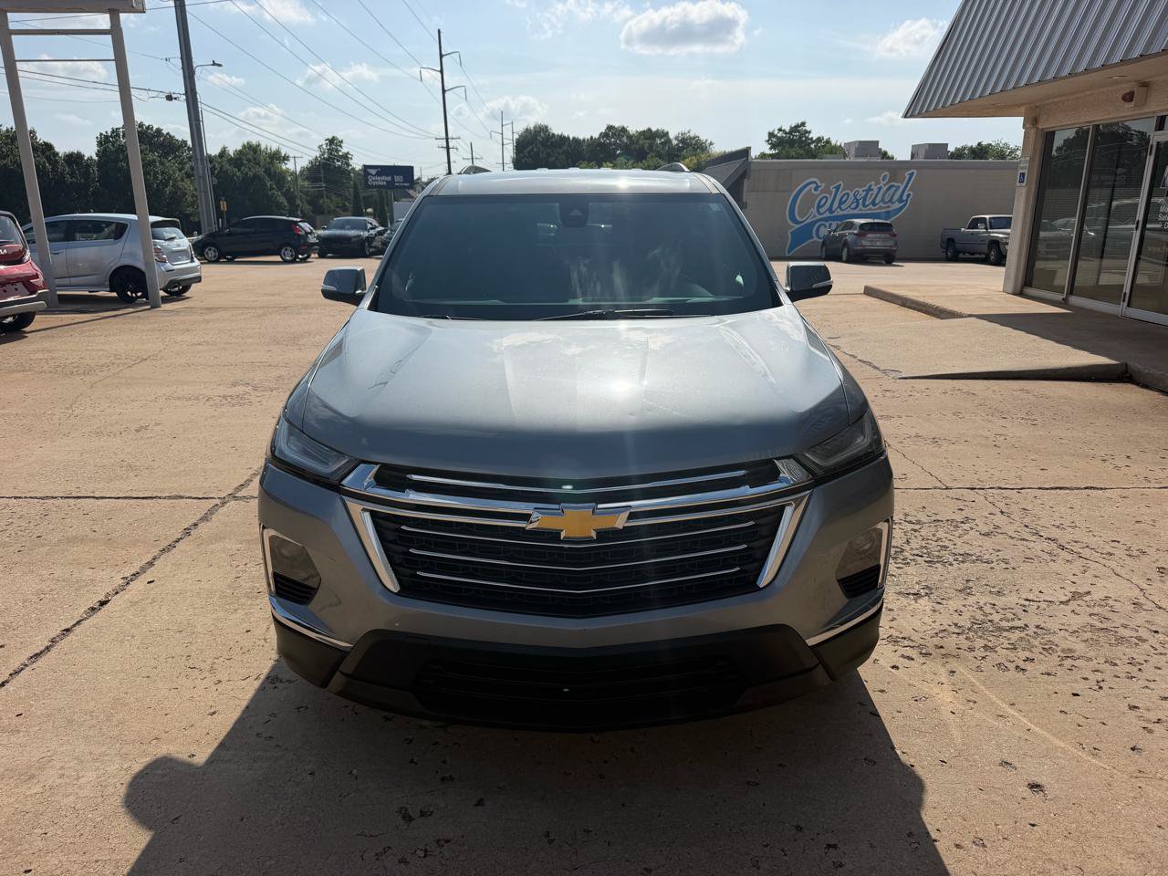 Used 2023 Chevrolet Traverse LT FWD image 2
