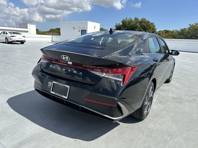 Used 2025 Hyundai Elantra SEL image 28