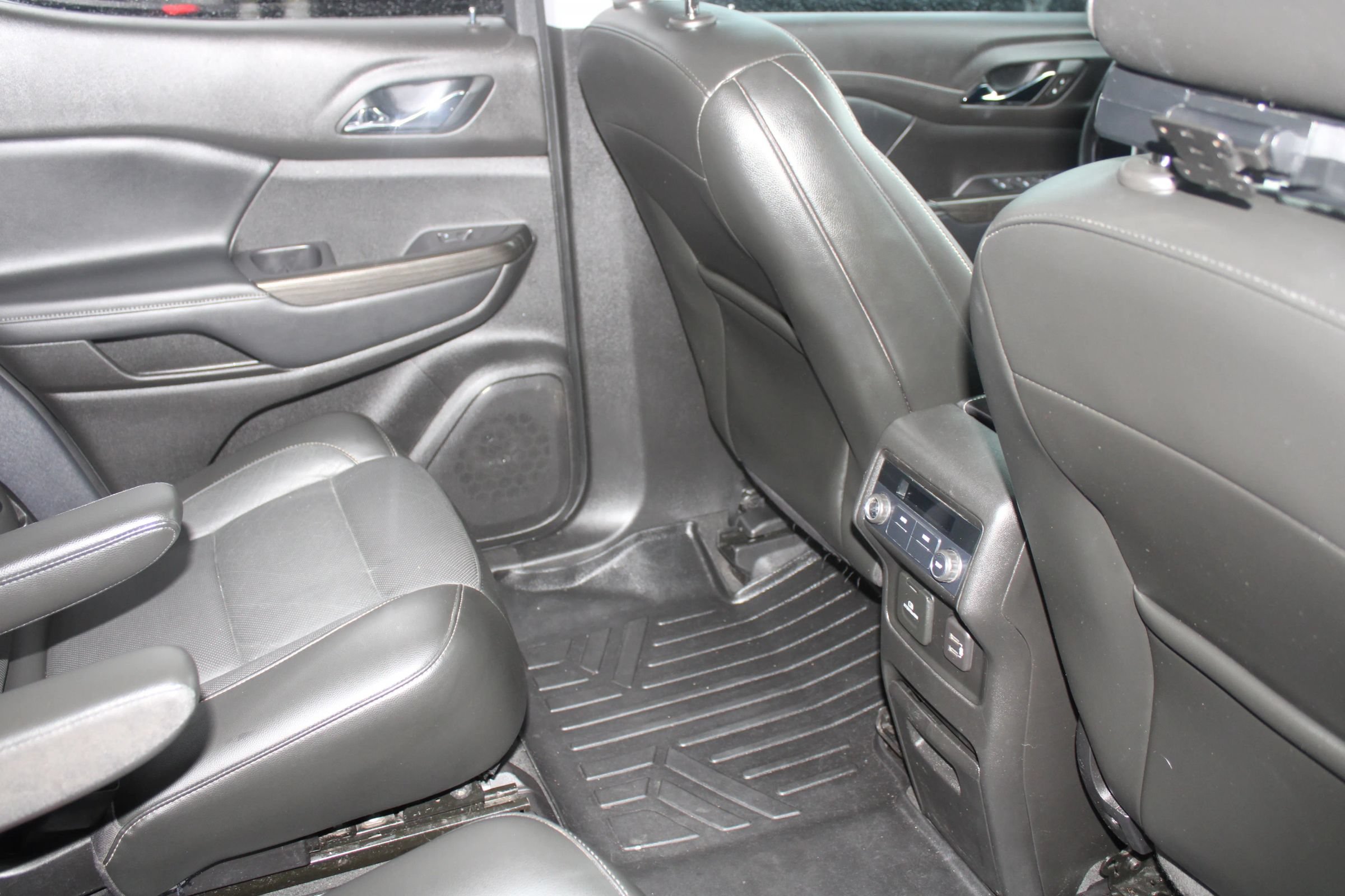 Used 2019 GMC Acadia SLT FWD image 16
