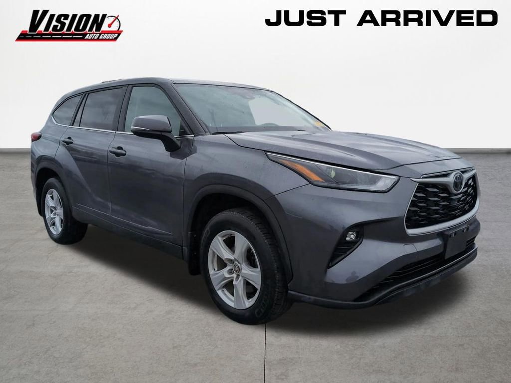 Used 2023 Toyota Highlander LE image 3